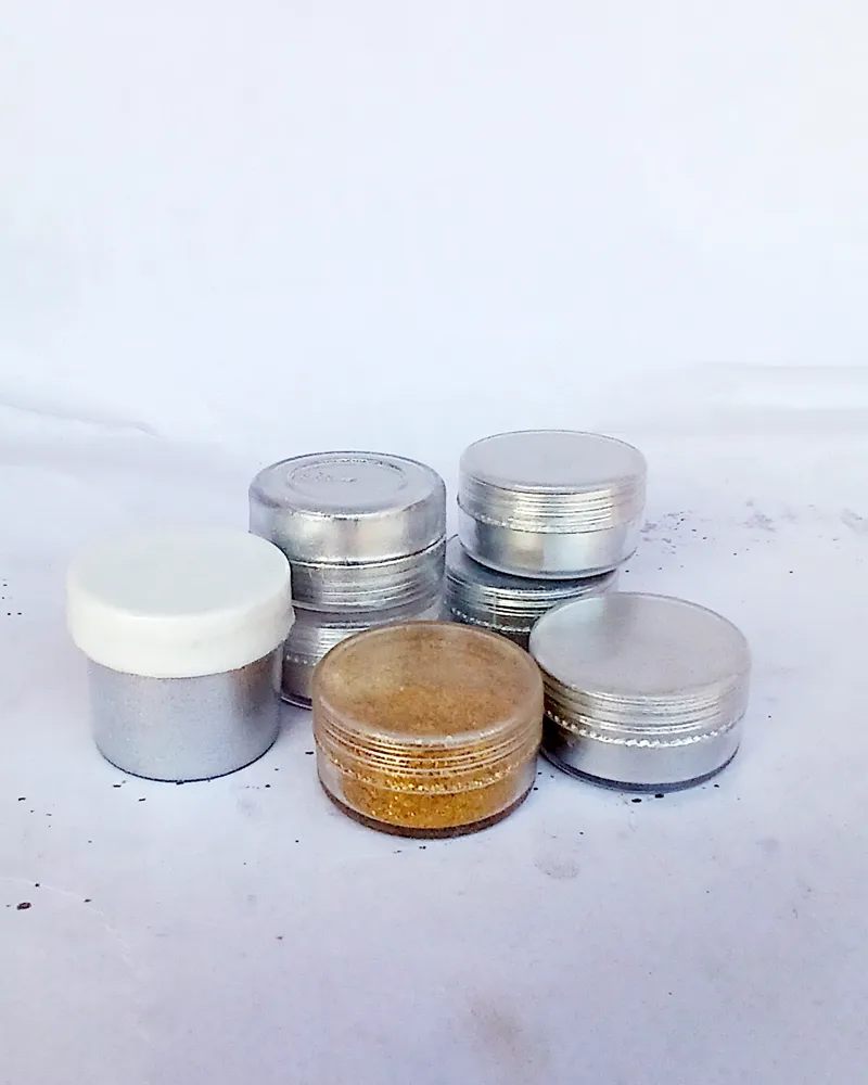 Gold dust powder for cake decorating